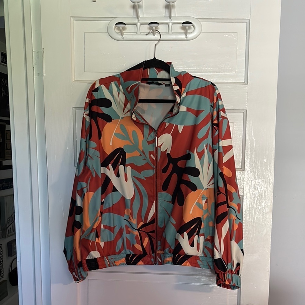 G by Giuliana Red and Orange Floral Bomber Jacket Lightweight Artistic Design